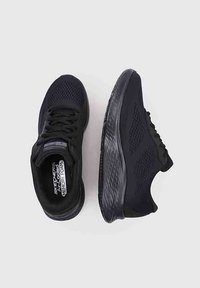 Zapatillas deportivas negras con parte superior de malla transpirable, plantilla de espuma viscoelástica acolchada y suela de goma texturizada. Diseño ligero.