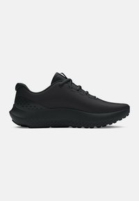Baskets de sport noires avec une tige en tissu texturé et une semelle en caoutchouc lisse. Présente une silhouette courbée et un design minimaliste. Fermeture à lacets.