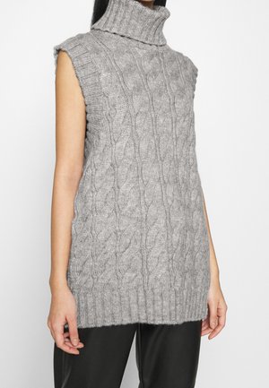 Maglione grigio senza maniche con collo a dolcevita, pattern a trecce, orlo a coste e texture morbida, dotato di fessure laterali per facilitare i movimenti.