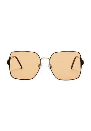 Lunettes de soleil carrées avec des verres marron et une fine monture en métal noir. Présente des branches angulaires et des plaquettes de nez ajustables pour un confort optimal.