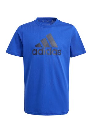 Modré tričko s krátkým rukávem s černým logem Adidas a textem umístěným uprostřed na hrudi, kulatým výstřihem, jednobarevným pozadím.