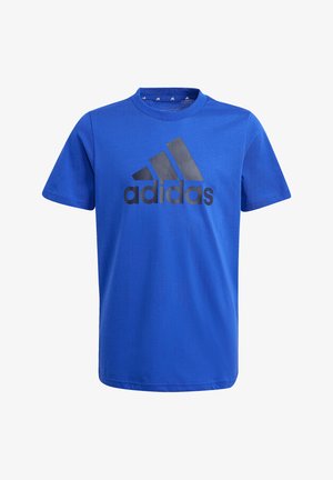 Camiseta azul de manga corta con logo y texto negro de Adidas centrados en el pecho, cuello redondo, fondo liso.