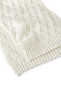 Sciarpa bianca lavorata a maglia in materiale morbido, con una texture a diamante e sottili luccichii, dotata di un bordo a coste.
