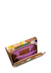 Bloemmotief portemonnee met een bruine rits rondom, roze interieur, meerdere kaartsleuven en een prominent merklabel. Geverfde stof aan de buitenkant.