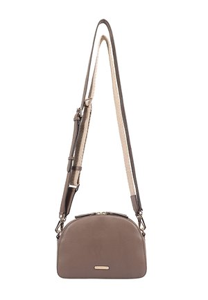 Braune Ledertasche mit runder Form, mit strukturiertem Finish, verstellbarem Trageriemen und goldfarbenen Hardware-Details.