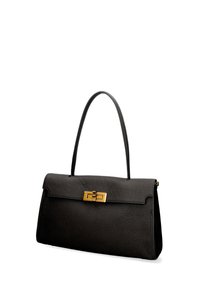 Zwarte leren handtas met een textuur, een gestructureerde vorm en een verstelbare metalen sluiting in goudkleur, voorzien van een enkele bovenhandgreep.