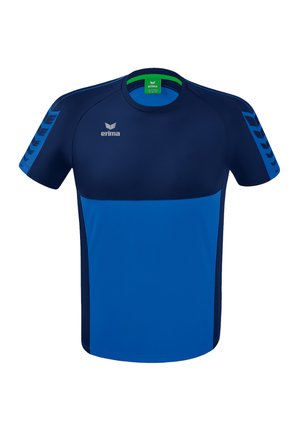 T-shirt atletico blu caratterizzato da un corpo blu scuro con accenti turchesi e pannelli laterali, maniche corte, collo a giro e logo sul petto.
