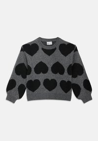 Γκρι πουλόβερ με στρογγυλή λαιμόκοψη, με μεγάλα μαύρα μοτίβα καρδιάς. Ριμπ μανσέτες και τελείωμα, κατασκευασμένο από απαλό υλικό με υφή.