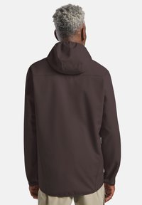 Veste à capuche marron avec une texture lisse et une coupe légèrement plus longue, dotée de manches longues et de détails de conception minimalistes au dos.