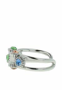 Zilveren ring met drie meerkleurige edelstenen: groen, blauw en oranje. Het ontwerp bevat decoratieve details en een dubbele bandstructuur.