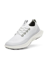 Weiße Sportlich-Schuhe mit einem strukturierten Strick-Obermaterial, grauen Gummi-Elementen, Schnürdesign und einer leichten gepolsterten Sohle. Geeignet für verschiedene Aktivitäten.