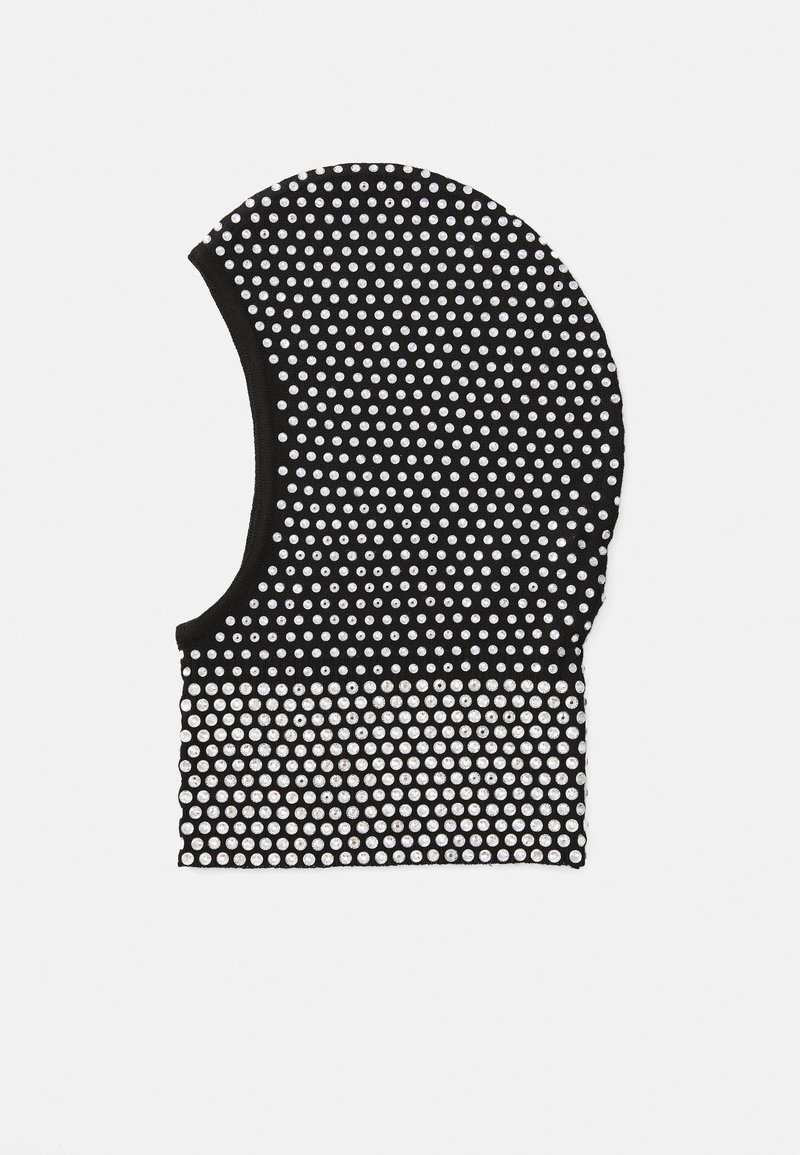 Μαύρη πλεκτή μπαλακλάβα με πουά μοτίβο από άσπρους κώνους, με ομαλή υφή και στρογγυλή κορυφή, σχεδιασμένη για πλήρη κάλυψη του κεφαλιού.