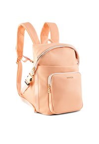 Mochila de color durazno hecha de un material liso y durable. Cuenta con herrajes dorados, dos compartimentos con cremallera y correas ajustables.