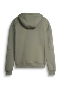 Sudadera con capucha en verde oliva, fabricada en tejido suave. Presenta puños acanalados, un diseño sencillo y un corte relajado con un detalle de costura en la parte posterior.