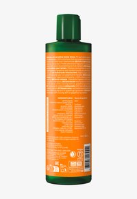 Grön plastflaska med rundad form, orange etikett som anger ingredienser och användning. Har ett skruvkork och präglad logotyp.