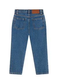 Jeans in denim blu con design a gamba dritta, due tasche posteriori e una patta in pelle marrone sulla vita. Cuciture a contrasto visibili.