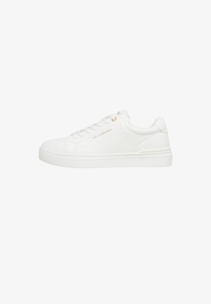 Witte lage sneaker met vetersluiting, gouden tekst aan de zijkant met de tekst "s.Oliver est. 1969" en een platte rubberen zool.