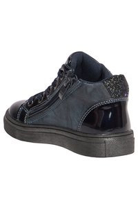 Sneaker alta blu scuro in materiale di pelle e camoscio, con cerniera laterale, pannello posteriore testurizzato e suola in gomma.