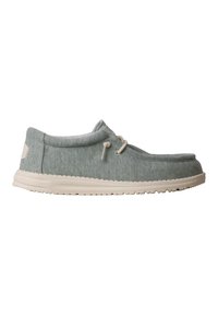 Chaussure décontractée gris clair slip-on avec semelle blanche et détail lacé sur le côté, conçue pour le confort et un usage quotidien.