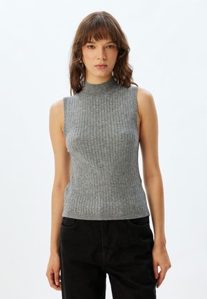 Graues, ärmelloses, geripptes Strickoberteil mit hohem Kragen. Hat eine figurbetonte Silhouette und eine glatte Textur, kombiniert mit schwarzen Hosen.