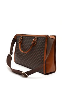 Sac fourre-tout marron et beige avec un extérieur à motifs, des accents en cuir, des poignées doubles et une bandoulière réglable. Détails en métal doré.