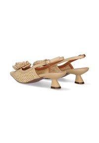 Zapatos slingback tejidos en color beige con un upper texturizado, detalle floral decorativo y un exclusivo tacón en forma de cono en crema y marrón.