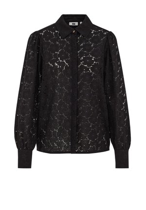 Blouse noire avec superposition en dentelle présentant un motif floral, col pointu, fermeture à boutons à l'avant et manches longues bouffantes avec poignets ajustés.
