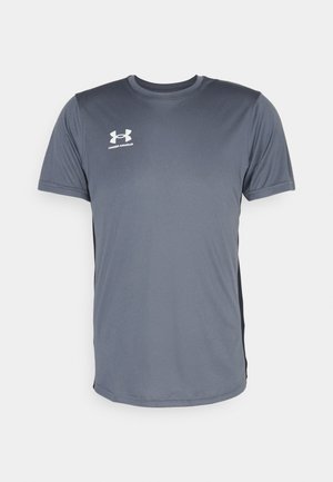 Grijs sport t-shirt met korte mouwen. Kenmerkt zich door een ronde halslijn en een wit Under Armour-logo op de linkerkant van de borst. Glad textuur.