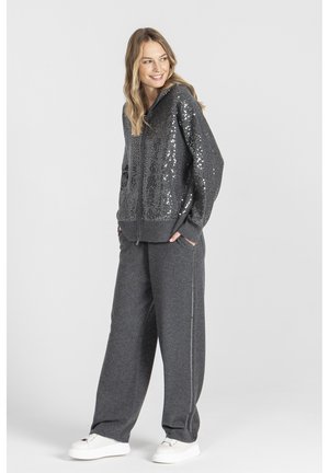 - Spodnie treningowe