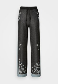Pantalons larges noirs en tissu pailleté, ornés de broderies florales en bleu clair. Taille à cordon de serrage et rayures contrastées sur les côtés.
