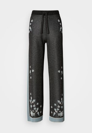Sorte vidde bukser med en glitrende tekstur, prydet med blomsterbroderi i lyseblå. Snor i midjen og kontrasterende sidestipper.
