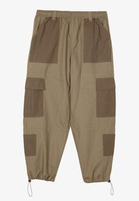 Pantalones cargo caqui con cinturilla elástica, múltiples bolsillos de parche y puños con cordón. Presenta una tela texturizada con paneles marrones contrastantes.
