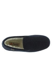 Zapatilla de color azul marino hecha de material de forro polar con un suave forro crema. Presenta un diseño de fácil puesta y una etiqueta de marca en el interior.