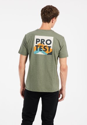 Groen T-shirt met korte mouwen, met een vierkant grafisch ontwerp op de achterkant. Het ontwerp bevat het woord "PRO TEST" en bergafbeeldingen in oranje en blauw.