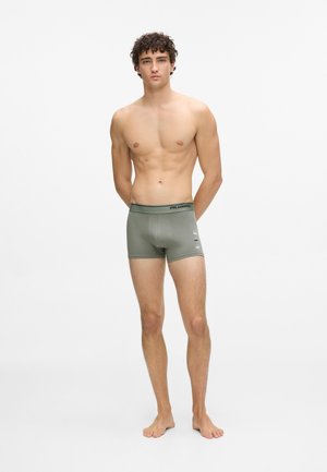 Boxer da uomo verde oliva con elastico nero riportante il logo "Karl Lagerfeld"; design aderente con una texture liscia.