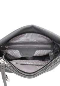 Borsa a mano in pelle grigia con esterno testurizzato; presenta una chiusura con zip, molteplici scomparti e un rivestimento interno in tessuto a fantasia.