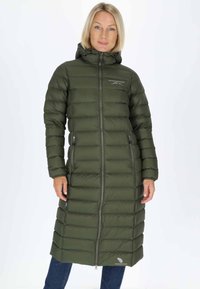 Lång, olivgrön puffjacka med huva. Har horisontell sömnad, dragkedja framtill och sidofickor. Tillverkad av vadderat, isolerat material.