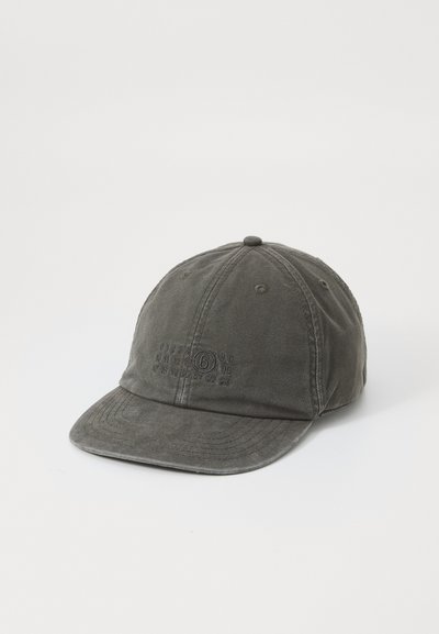 Gorra de béisbol gris hecha de algodón con visera curva y texto bordado en la parte frontal. Presenta seis ojales de ventilación y un diseño clásico.