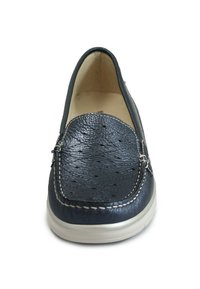 Mocassino in pelle blu navy con finitura testurizzata, punta arrotondata, cuciture a contrasto e suola in gomma bianca. La tomaia presenta dettagli perforati.