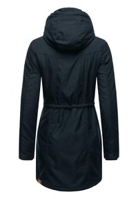 Manteau à capuche bleu marine foncé avec une taille cintrée, des manches longues, un tissu lisse et un ourlet arrondi. Présente des coutures subtiles et un accent de logo.