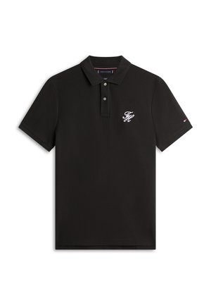 Polo noir à manches courtes avec deux boutons, logo blanc « TH » sur la poitrine et petit emblème de drapeau sur la manche gauche.