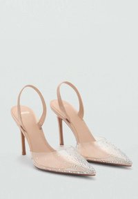 Nude slingback visokotlacni čevlji s koničastim nosom, prozoren zgornji del, okrašen s srebrnimi kamenčki, in tankimi stiletto petami.