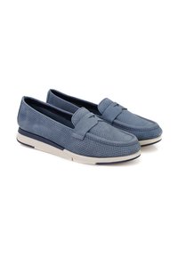Blaue durchlochte Slipper mit runder Zehenpartie, kontrastierenden marineblauen Akzenten und einer leichten weißen Sohle. Glatte Textur und minimales Design.