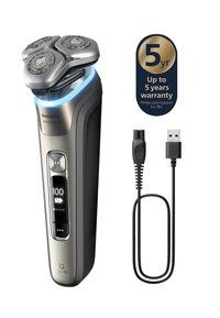 Elektrische scheerapparaat met drie ronde metalen scheerhoofden, zilveren en zwarte ergonomische behuizing, LED-display dat het batterijpercentage aangeeft, USB-oplaadkabel.