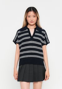 Pull-over rayé bleu marine et gris avec un décolleté en V et un col, fabriqué à partir d'un tissu en maille texturé. Manches courtes et coupe décontractée.