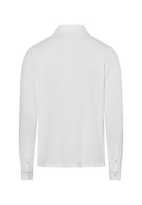 Witte poloshirt met lange mouwen, uitgerust met een klassieke kraag, knoopmanchetten en een gestructureerde stof, met een schone, eenvoudige uitstraling.