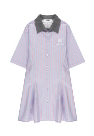 Abito a maniche corte con bottoni, a righe verticali rosa e blu, colletto grigio e logo bianco "Milano" sul petto.