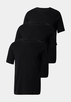 Trzy czarne bawełniane koszulki z krótkim rękawem i okrągłym dekoltem, o gładkiej fakturze i bez ozdób.