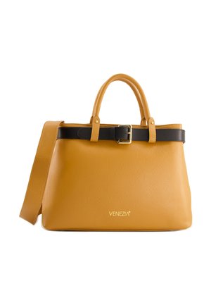 Lederhandtasche in senfgelb mit strukturiertem Finish, ausgestattet mit einem schwarzen Riemen und goldenen Schnallenakzenten. Logo auf der Vorderseite sichtbar.