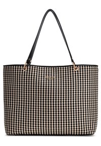 Sac fourre-tout tissé noir et beige avec de longues poignées noires et un logo "GUESS" en or sur le centre avant.